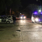 Els vehicles policials i l'ambulància, accedint a la comandància de Tres Cantos, on els detinguts han passat la nit.