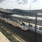 Un tren d'Alta Velocitat arribant a l'Estació del Camp de Tarragona.