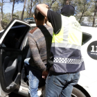 Los Mossos d'Esquadra entrando en el vehículo policial un joven esposado, detenido en la operación antidroga en el barrio tarraconense de Sant Salvador, en la zona de la avenida de los Pallaresos.