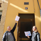 Plano contrapicado de los concejales de la CUP de Tarragona, Laia Estrada y Jordi Martí, bajo una de las placas con simbología franquista de la calle Reding de Tarragona. Imagen del 22 de marzo del 2017
