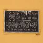 Primer pla d'una placa del Ministeri de l'Habitatge franquista en una façana del carrer Reding de Tarragona. Imatge del 22 de març del 2017