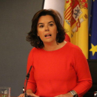 Plano medio de la vicepresidenta del gobierno español, Soraya Sáenz de Sanatamaría, en rueda de prensa en la Moncloa.