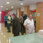 Socialistes tarragonins votant a la seu del PSC a