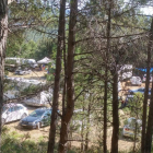 Centenares de coches en un campo de Querol, en el Alt Camp, en una fiesta 'rave' ilegal.