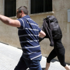 L'exmonitora sortint del jutjat de guàrdia de Tarragona, amb la cara tapada.