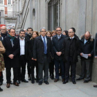 El exconsejero|exconseller de la Presidencia, Francesc Homs, y la comitiva de apoyo encabezada por el expresidente Artur Mas, a las puertas del Tribunal Supremo.