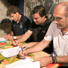 Els presidents dels Castellers de Vilafranca, la Vella de Valls i els Minyons de Terrassa signant el document per a la cessió de drets d'imatge a la CCCC.