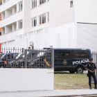 Al costat de l'edifici del Negresco 2 s'han aparcat nombroses furgonetes policials.