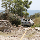 Un coche estropeado por la ola expansiva de la primera deflagración en la casa de Alcanar Platja.