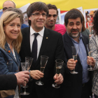 Imagen de archivo del president de la Generalitat, Carles Puigdemont, haciendo un brindis con Carme Forcadell, Marta Rovira y Jordi Sánchez.