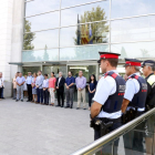 Pla general del minut de silenci davant l'Ajuntament de Salou arran de l'accident de trànsit amb cinc víctimes mortals. Imatge del 28 d'agost del 2017