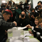 Un hombre con barretina, votando en Barcelona.