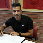 Álvaro Bustos, en el moment de signar el contracte que el vincula amb el Nàstic.