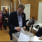 El alcalde de Tortosa, Ferran Bel, ejerciendo su derecho al voto.