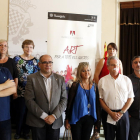 Pla general de la fotografia de família del regidor de Cultura, Josep Maria Prats, amb els representants culturals que formen part de la nova programació de Teatres de Tarragona. Imatge del 30 d'agost del 2017