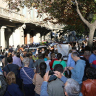Pla general de la gent concentrada davant el Departament d'Economia i Finances amb la Guàrdia Civil al fons.