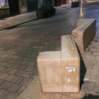 Un banc de màrmol destrossat a causa d'actes vandàlics al Cos del Bou.