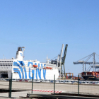 El crucero GNV Azzurra, atracado en el Muelle de Andalucía del Puerto de Tarragona.