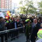 Pla obert de l'alcalde de Reus, Carles Pellicer, entrant al jutjat de Reus enmig de diversos manifestants. Imatge del 23 de novembre de 2017
