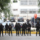 Desplegament de la Policia Nacional al davant de la comissaria, ubicada al costat de la llar d'infants, el dia 3 d'octubre.