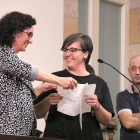 Marta Rovira (JxSí) ayuda con los papeles a la diputada de la CUP, Mireia Boya, durante la lectura de la Declaración de Independencia, el 10 de Octubre de 2017.