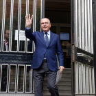 Pla americà de l'alcalde de Reus, Carles Pellicer, alçant la mà a la sortida de l'Audiència de Tarragona, després de comparèixer a la fiscalia. Imatge del 21 de setembre del 2017