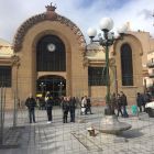 Con la colocación de la farola a encima, el histórico banco de la plaza Corsini ya se encuentra completo y situado en el mismo lugar que hace diez años.