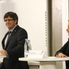 Primer pla de Carles Puigdemont, amb una de les participants al debat sobre Catalunya de la Universitat de Copenhaguen, el 22 de gener de 2018. (Horitzontal)