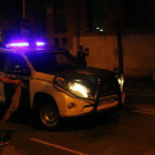 Imagen de un coche de la Guardia Civil increpado por un manifestante y llegando a la Comandancia de Guardia Civil de Travessera de Gracia