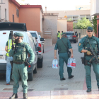 Plano abierto de dos agentes de la Guardia Civil custodiando la zona de Vinaròs donde se ha detenido un hombre por|para su presunta colaboración con la célula yihadista que atentó en Barcelona y Cambrils. Imagen del 22 de septiembre del 2017