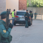 Imatge de diversos efectius de la Guàrdia Civil a Vinaròs, amb un agent amb arma llarga, desenfocat i en primer terme. Imatge del 22 de setembre del 2017