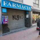 La Farmacia Morales, abierta 365 días al año, no levanta la persiana desde la operación de los Mossos.