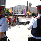 Dos agents dels Mossos d'Esquadra durant la concentració a la seu provincial de Tarragona de la Fiscalia.