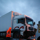 Imatge del camió accidentat diumenge i que va provocar tres víctimes mortals i diversos ferits.
