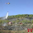 Imagen del helicóptero en la extinción del incendio que ha quemado vegetación en Alforja.