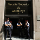 Mossos d'Esquadra custodiant la porta de la Fiscalia Superior de Catalunya