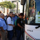Diversos passatgers de Tarragona pugen a un dels autobusos que va cap a la concentració de Barcelona. Imatge del 21 d'octubre de 2017