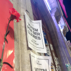 Imagen de algunos de los carteles engaxats en la fachada del Ayuntamiento de Tarragona.