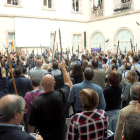 Imatge d'arxiu d'uns 250 càrrecs electes aixequen les vares a l'auditori del Parlament i criden a favor de la independència abans de l'inici del ple del 27 d'octubre passat