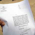 Primer pla del document que la Guàrdia Civil ha entregat a l'Ajuntament d'Oliana reclamant documentació del referèndum.