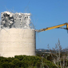 La chimenea de la central térmica de Foix, en Cubelles, en plena recta final de demolición.