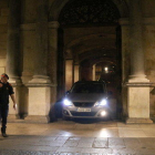 Un coche oficial sale del Palau de la Generalitat después de la cumbre del 25 de octubre por la tarde y que ha durado hasta el día 26 de madrugada.
