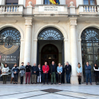 Imatge general del minut de silenci a les portes de la Diputació de Castelló en repulsa pel darrer cas de violència contra les dones.
