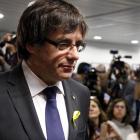 El cap de llista de Junt per Catalunya, Carles Puigdemont, arribant a la sala de premsa.