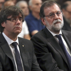 El president de la Generalitat, Carles Puigdemont, y el presidente español, Mariano Rajoy, durante la misa por las víctimas del atentado de Barcelona.