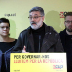 Els diputats electes de la CUP Carles Riera, Vidal Aragonés i Natàlia Sanchez en roda de premsa, el 10 de gener de 2018.