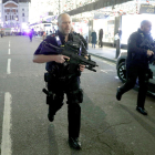 Policies armats corren cap a l'estació d'Oxford Circus, a Londres