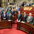 Els parlamentaris cantant els Segadors, després de la proclamació de la República.