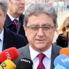 Primer pla del delegat del govern espanyol a Catalunya, Enric Millo, atenent els mitjans al Moll de Costa de Tarragona. Imatge del 14 de febrer del 2018