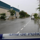 Dos agents dels Mossos d'Esquadra de paisà que investiguen la mort d'una dona al carrer dels Pelleters al polígon Alba de Reus/Vila-seca.